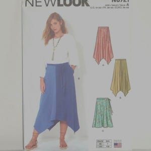 K&ouml;nnte beinhalten: Ein New Look Schnittmuster, N6721, mit einer Frau, die einen blau-wei&szlig;en Rock tr&auml;gt. Das Muster enth&auml;lt drei Rockdesigns in verschiedenen Farben und Mustern. Die Gr&ouml;&szlig;en reichen von EUR 38-48.