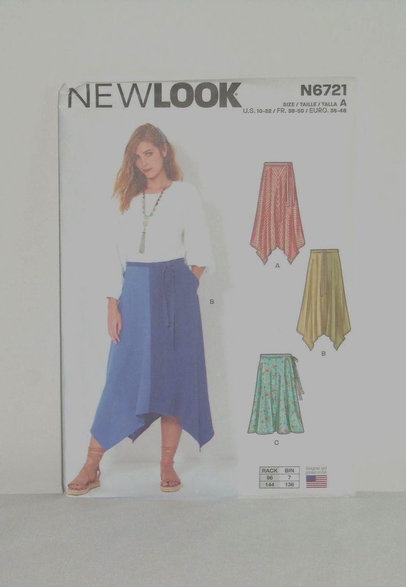 K&ouml;nnte beinhalten: Ein New Look Schnittmuster, N6721, mit einer Frau, die einen blau-wei&szlig;en Rock tr&auml;gt. Das Muster enth&auml;lt drei Rockdesigns in verschiedenen Farben und Mustern. Die Gr&ouml;&szlig;en reichen von EUR 38-48.