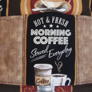Puede incluir: Un bolso de tela acolchada con un esquema de color marr&oacute;n y negro y gr&aacute;ficos de caf&eacute;. El texto dice HOT & FRESH MORNING COFFEE SERVED EVERYDAY. El dise&ntilde;o incluye ilustraciones de tazas de caf&eacute; sobre un fondo con textura.