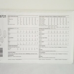 K&ouml;nnte beinhalten: Ein Schnittmusterpaket, gekennzeichnet mit N6721, mit detaillierten Gr&ouml;&szlig;entabellen und Kleidungsma&szlig;en. Das Paket enth&auml;lt Diagramme f&uuml;r die Rockstile A, B und C sowie Stoffvorschl&auml;ge und Anforderungen. Das Paket ist wei&szlig;.