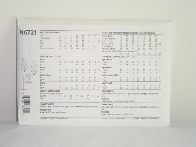 K&ouml;nnte beinhalten: Ein Schnittmusterpaket, gekennzeichnet mit N6721, mit detaillierten Gr&ouml;&szlig;entabellen und Kleidungsma&szlig;en. Das Paket enth&auml;lt Diagramme f&uuml;r die Rockstile A, B und C sowie Stoffvorschl&auml;ge und Anforderungen. Das Paket ist wei&szlig;.