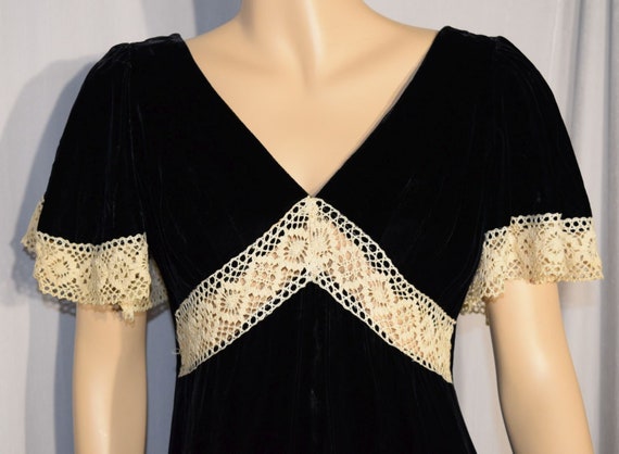 VINTAGE 1940s Black VELVET Ecru Crochet LACE Trim
