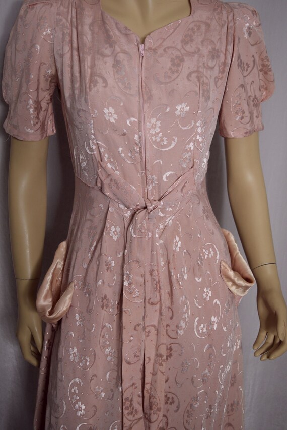 VINTAGE 1930s Pink Damask Satin Trim HOSTESS Dress - image 2