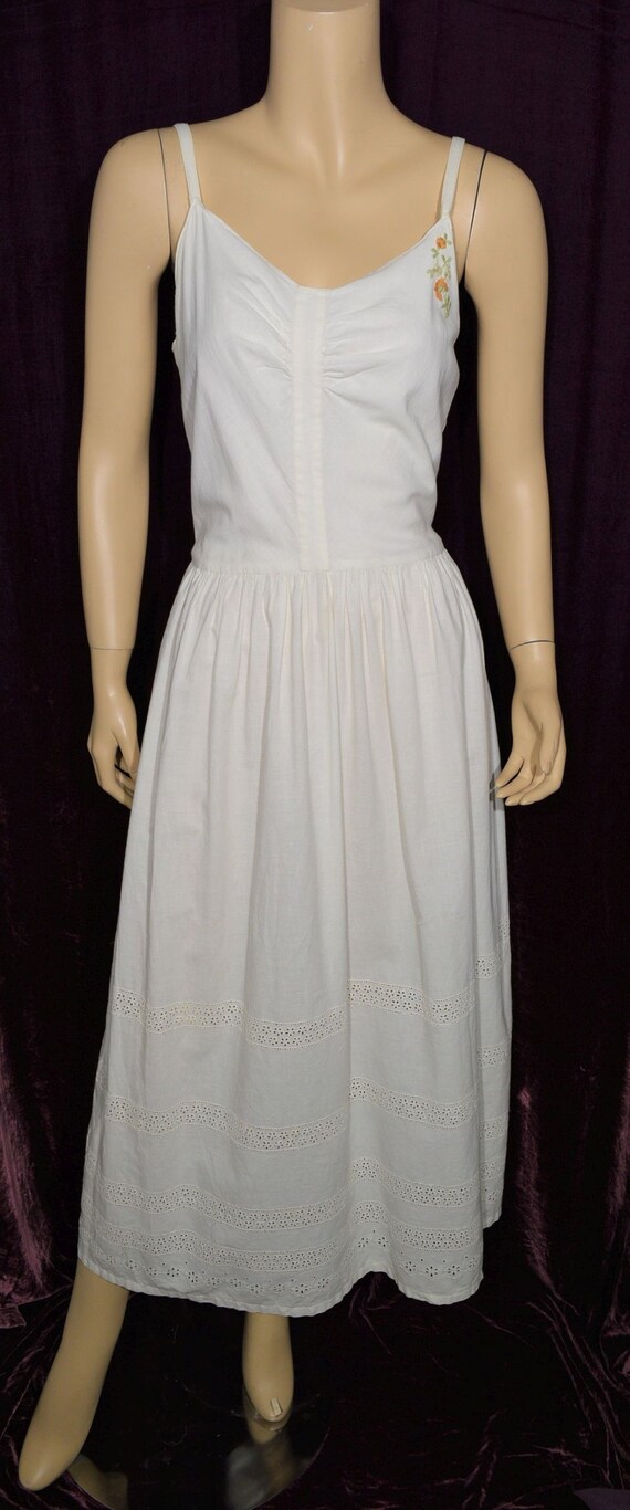 VINTAGE 1930s White COTTON Floral Accent Eyelet Su