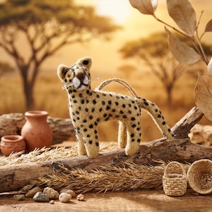 Hangende decoratie Larry the Leopard: fairtrade safariornament van naaldvilt