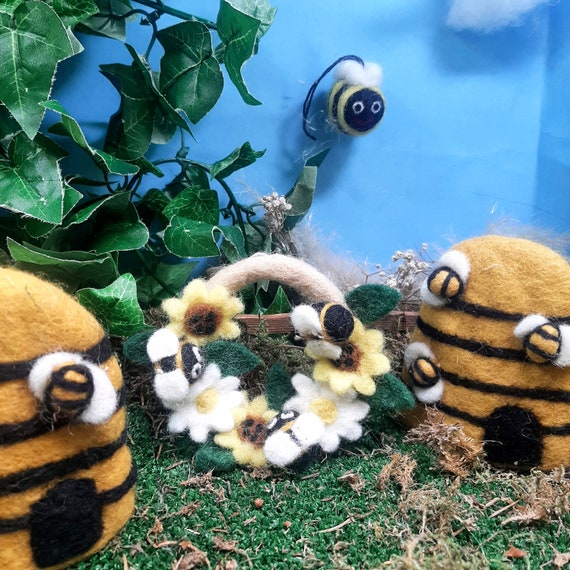 Handmade Needle Felt Mini Spring Bee Wreath Hanging Decoration Handmade Needle Felt Mini Spring Bee Wreath Hanging Decoration