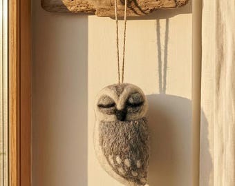 Adorno de búho gris: decoración colgante de bosque de lana hecha a mano y fieltrada con aguja.