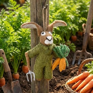 Adorno colgante de Gordon, la liebre jardinera: decoración de cosecha hecha a mano con fieltro de aguja