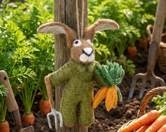 Hangende decoratie Gordon de tuinierende haas: naaldvilten handgemaakt oogstdecor