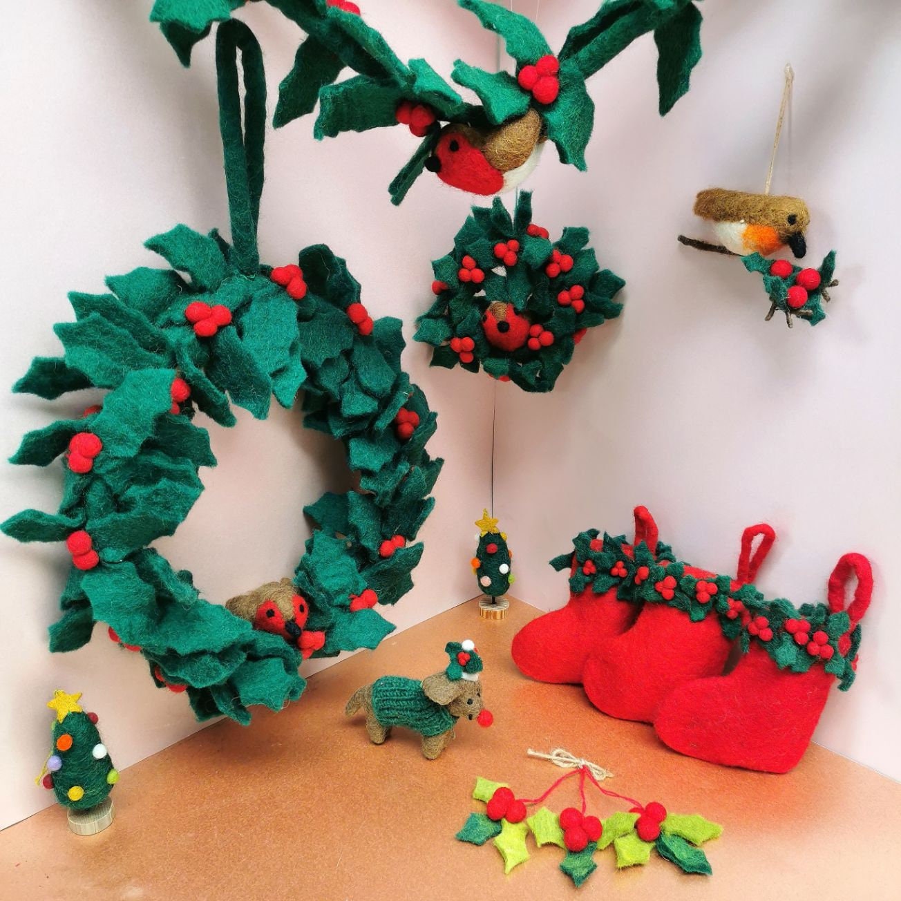 フェルトのミニヒイラギリース（ロビン付き） - クリスマス