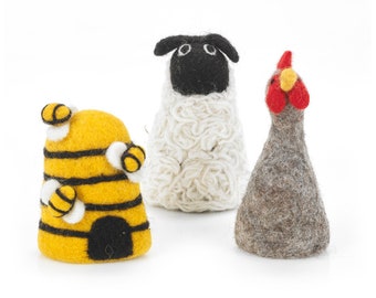 Farmyard Friends Egg Cosies - Ruche occupée, Poulet gris, Mouton noir - Feutre à l'aiguille - Fait à la main - Commerce équitable - Biodégradable - Pâques