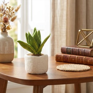Plante Sanseveria : Décoration sur pied en feutre faite main et issue du commerce équitable