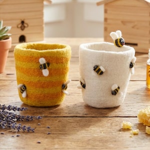 Maceta de fieltro con forma de abeja: Maceta de lana hecha a mano