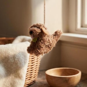 Cassie the Cockapoo - Hundedekoration zum Aufhängen - Nadelfilzen - Filzhund - Nachhaltig - Umweltfreundlich - Handgemacht