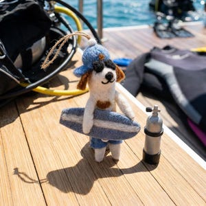 Vågande hund - Filt - Nålfilt - Hund - Sommarhängande dekoration - Surfing - Handgjord