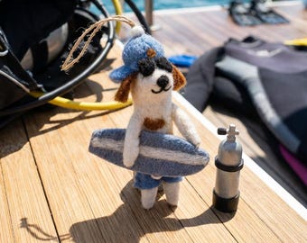 Waveriding pooch - vilt - naaldvilt - hond - zomerhangdecoratie - surfen - handgemaakt