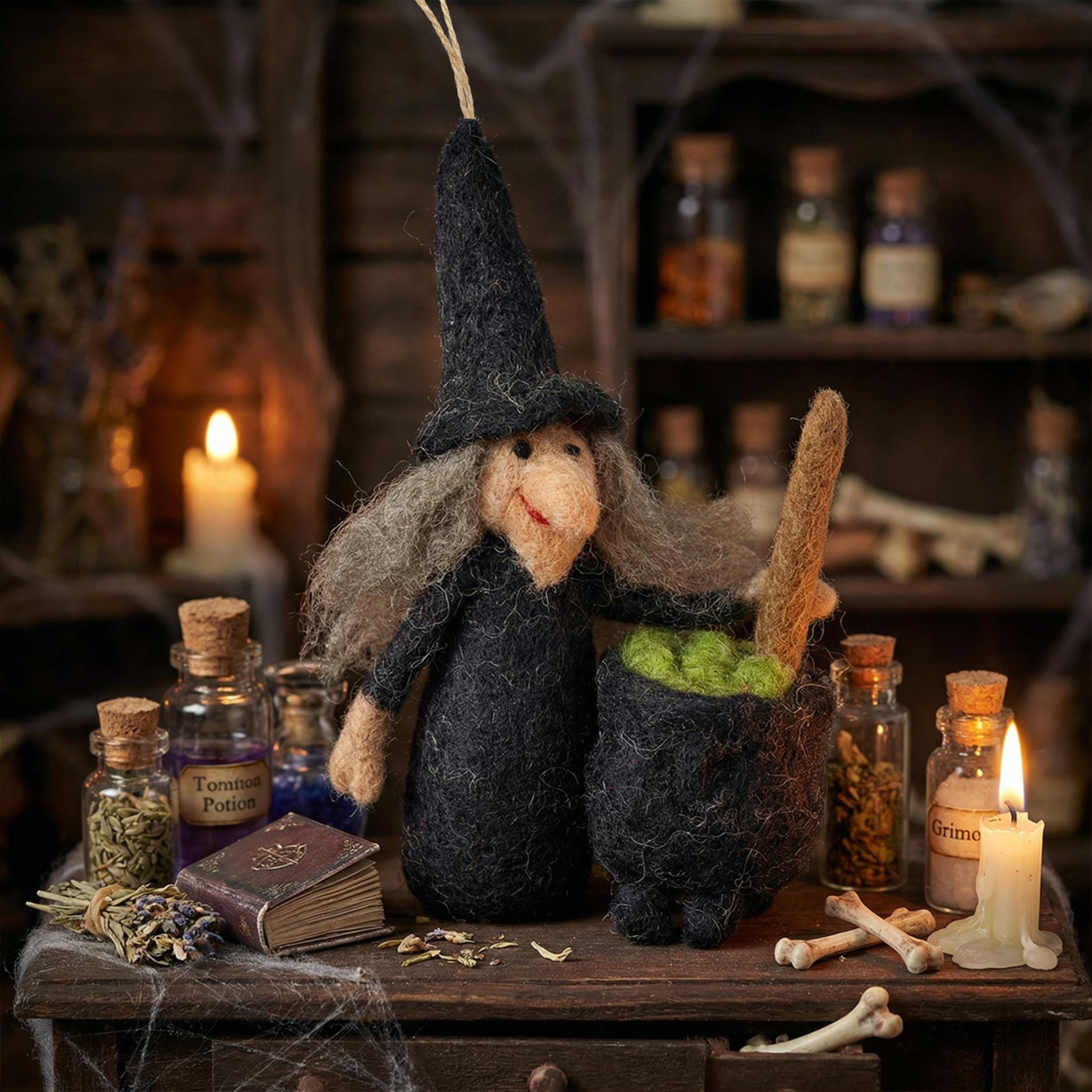 魔女ワンダ - 手作りウールニードルフェルトのハロウィン吊り下げ飾り