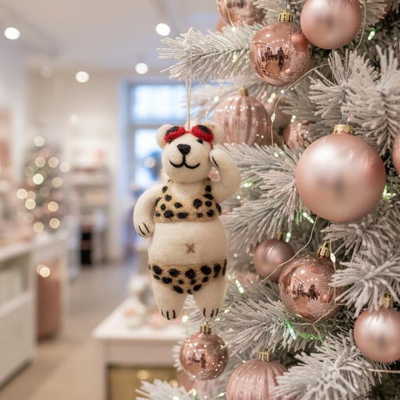 Diva Eisbär - Hängedeko - Nadelfilz - Ausgefallene Weihnachtsdeko - Nachhaltig - Biologisch abbaubar