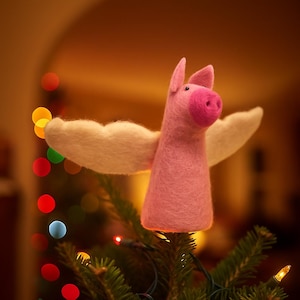Boomtopper vliegend varken: eigenzinnig kerstdecor van naaldvilt