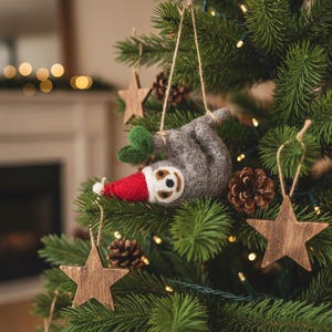 Adorno colgante navideño de perezoso: decoración festiva hecha a mano de comercio justo