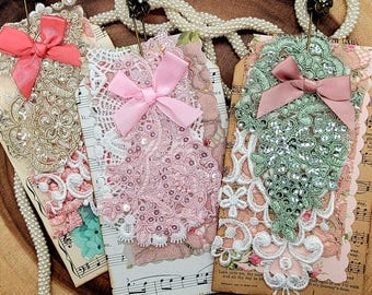 Elegancia shabby chic, encaje apilado, etiquetas en capas, encaje de seda flotante, diario