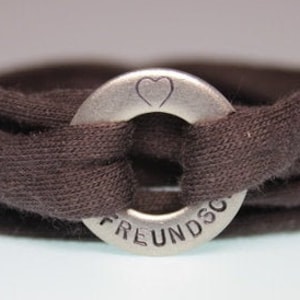 Handgestempeltes Wickelarmband mit Namen oder Spruch Jerseyband Braun oder andere Farbe Bild 1