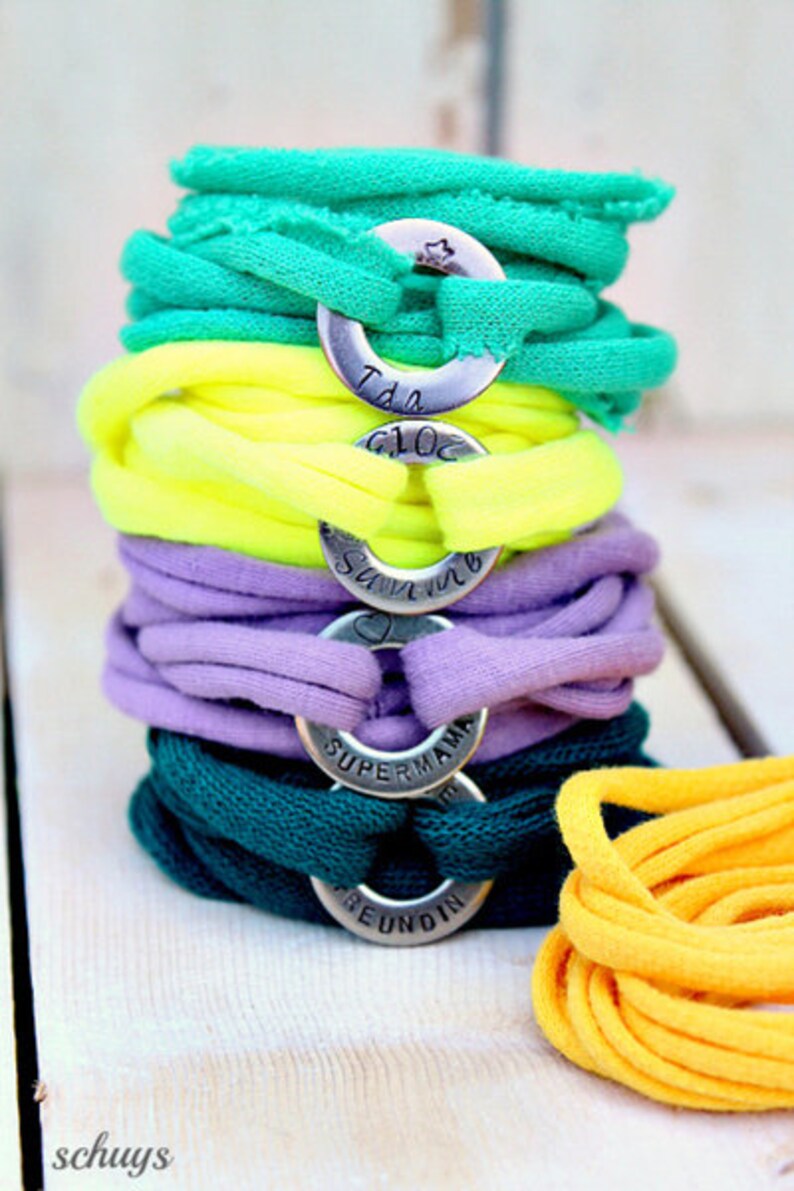 Handgestempeltes Wickelarmband mit Namen oder Spruch Jerseyband Braun oder andere Farbe Bild 2