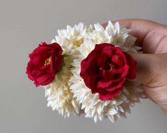 Rote Rose Jasmin Gajra Paar indische Braut Haarschmuck, Hochzeit Blumengirlande, Brötchen Dekor südasiatische Braut pakistanische Blumenarmbänder