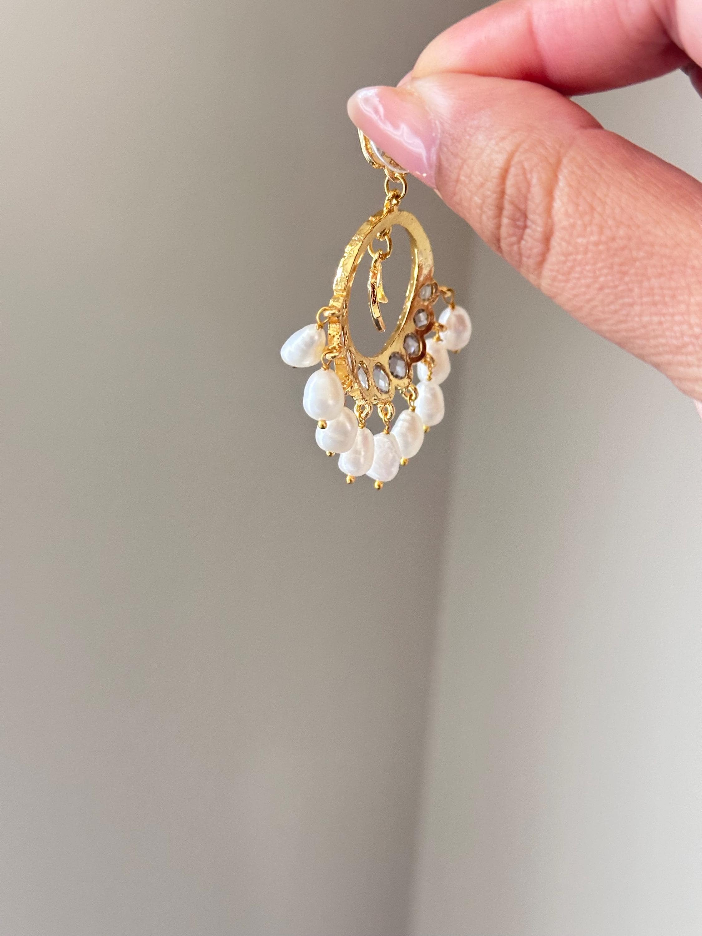 Orecchini Chandbali placcati in oro, perle di Bali, gioielli