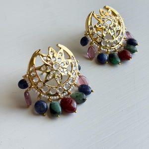 Boucles d'oreilles Hyderabadi Jadau Jhoom Sitara – Puces d'oreilles plaquées or ornées de pierres précieuses multicolores, avec des gouttes de rubis brut, d'émeraude, de saphir et de tourmaline rose
