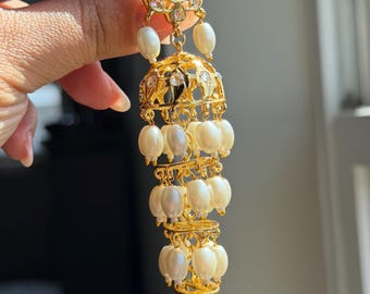 Pendientes Jhumka de perlas blancas de 4 niveles chapados en oro sobre plata, joyería nupcial india, pendientes llamativos de boda pakistaníes, regalo para ella.