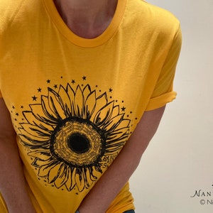 Sunflower T Shirt with Stars, Follow the Sun Motivational T Shirt, Wildflower Gardener T Shirt, Sunflower Floral Tee, Flower T Shirt bild 5