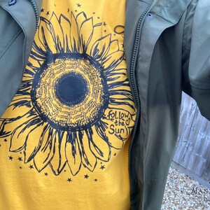 Sunflower T Shirt with Stars, Follow the Sun Motivational T Shirt, Wildflower Gardener T Shirt, Sunflower Floral Tee, Flower T Shirt bild 7