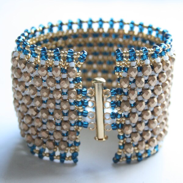 Le bracelet à manchette perlée Cléopâtre, bleu saphir et or, Boho Chic, Unique, Déclaration, Design romain, Cadeau pour elle, Studio à Penny Lane