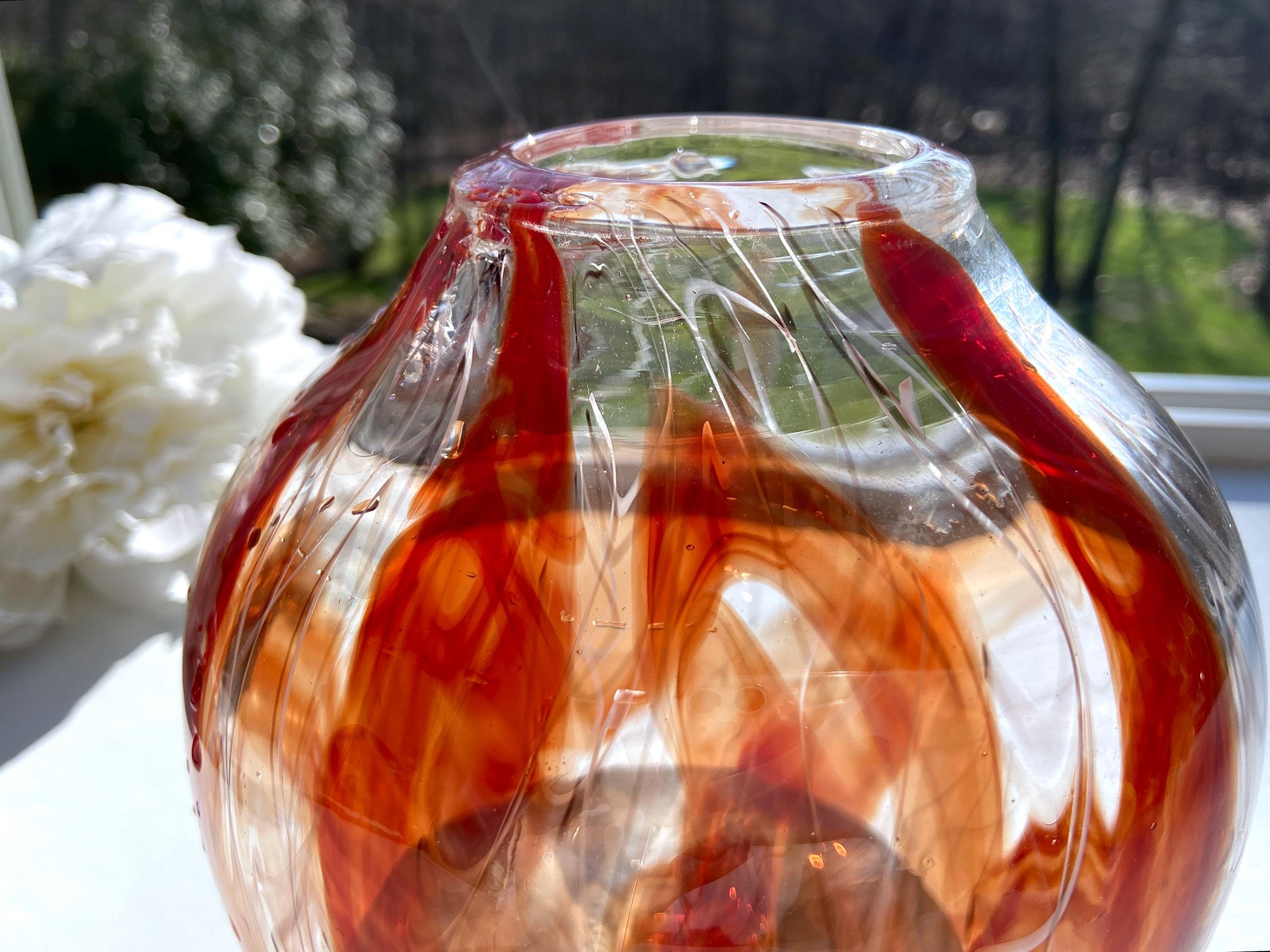 手吹きガラスの花瓶：赤と白の抽象的な渦巻き模様の装飾 - Etsy 日本