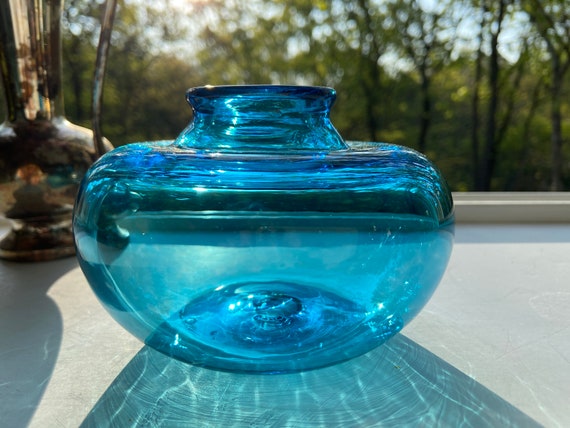 Mundgeblasene Vase aus Aquamaringlas: Urnenförmig, minimalistisch
