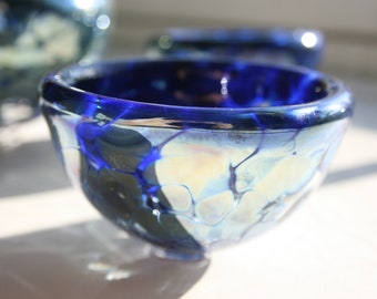 Cuenco de vidrio soplado a mano: acabado metálico azul iridiscente, soporte para joyas