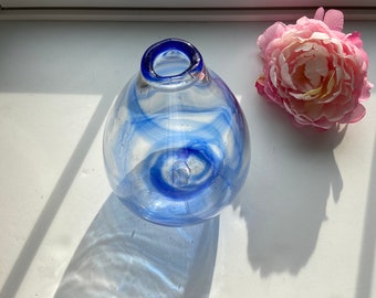 手吹きガラスの花瓶：透明で青い渦巻き模様、抽象的なホーム