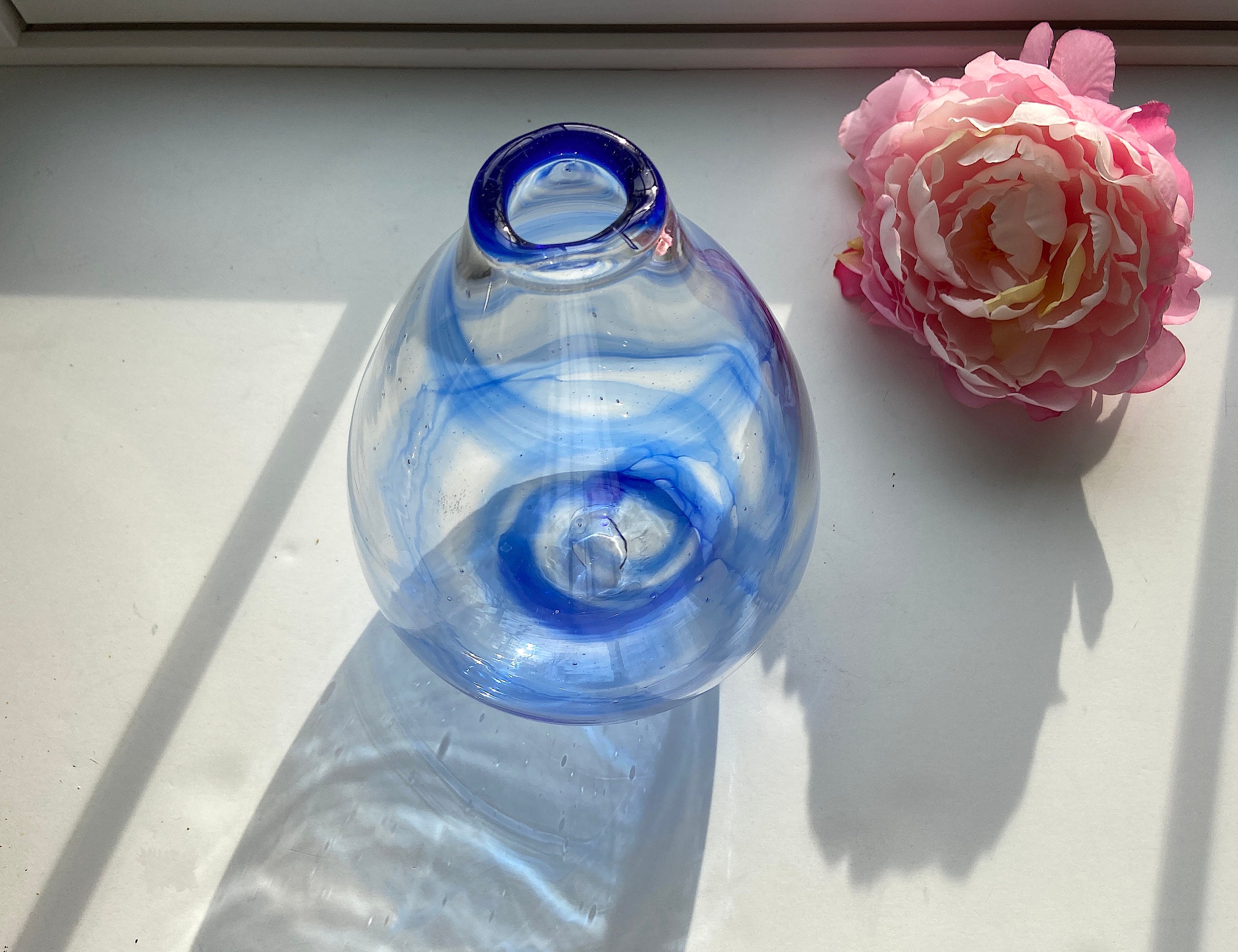 手吹きガラスの花瓶：透明で青い渦巻き模様、抽象的なホーム