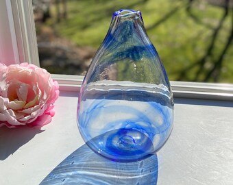 手吹きガラスの花瓶：透明で青い渦巻き模様、抽象的なホーム