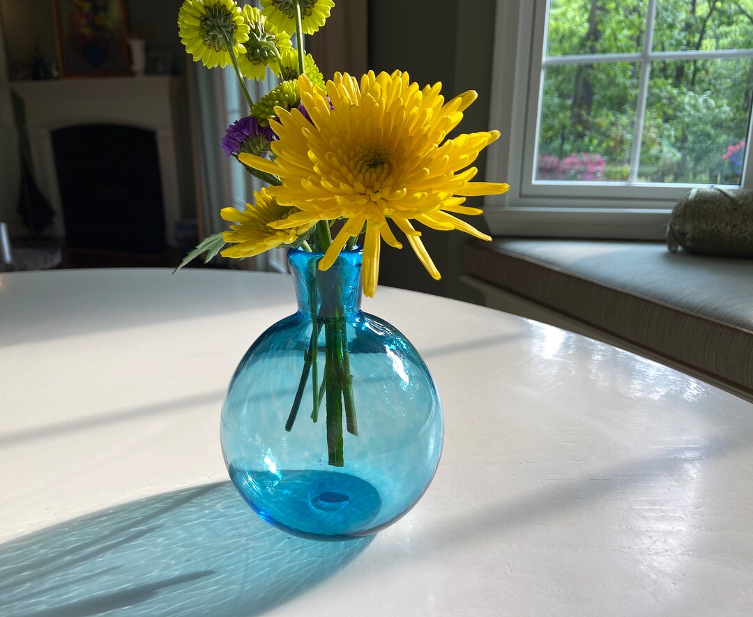 手吹きライトブルーのつぼみ型花瓶：プチジーニーガラス花瓶 - Etsy 日本