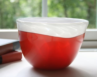 Mundgeblasene Glasschale: Rubinrot und Weiß