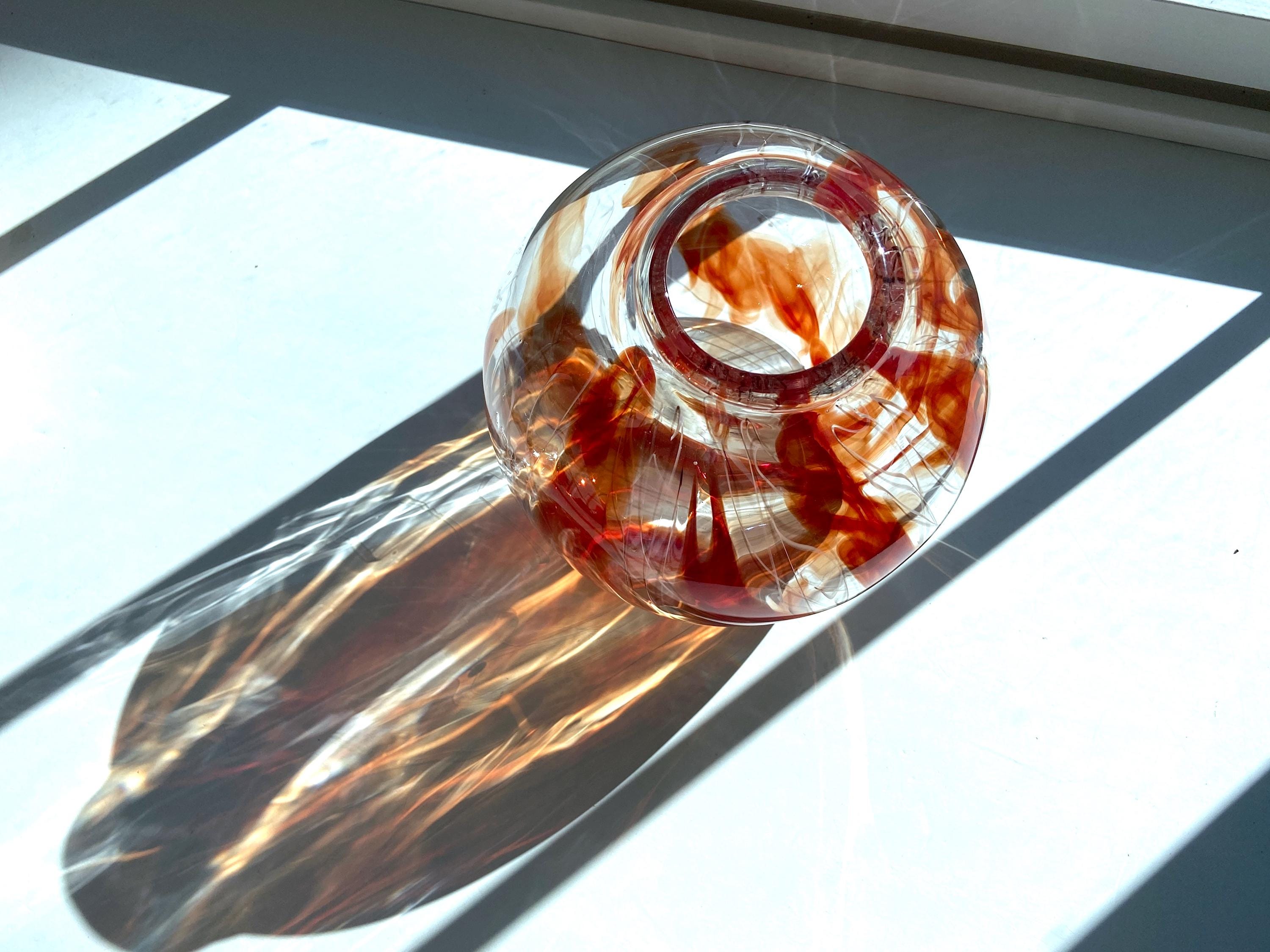 手吹きガラスの花瓶：赤と白の抽象的な渦巻き模様の装飾 - Etsy 日本