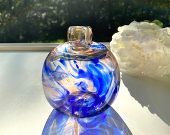Vase bourgeon bleu cobalt soufflé à la main : tourbillon de verre abstrait