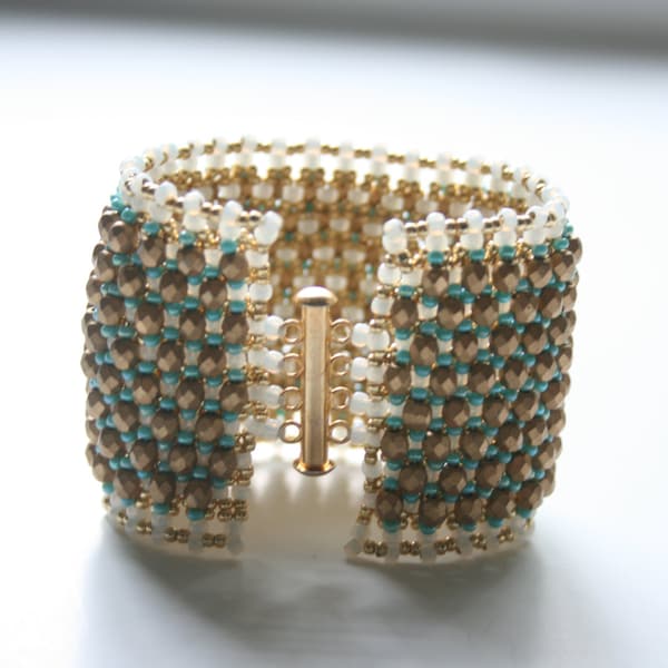 Le bracelet de manchette perlé Cléopâtre, Turquoise, Blanc et Or, Boho Chic, Unique, Déclaration, Design romain, Cadeau pour elle, Studio à Penny Lane