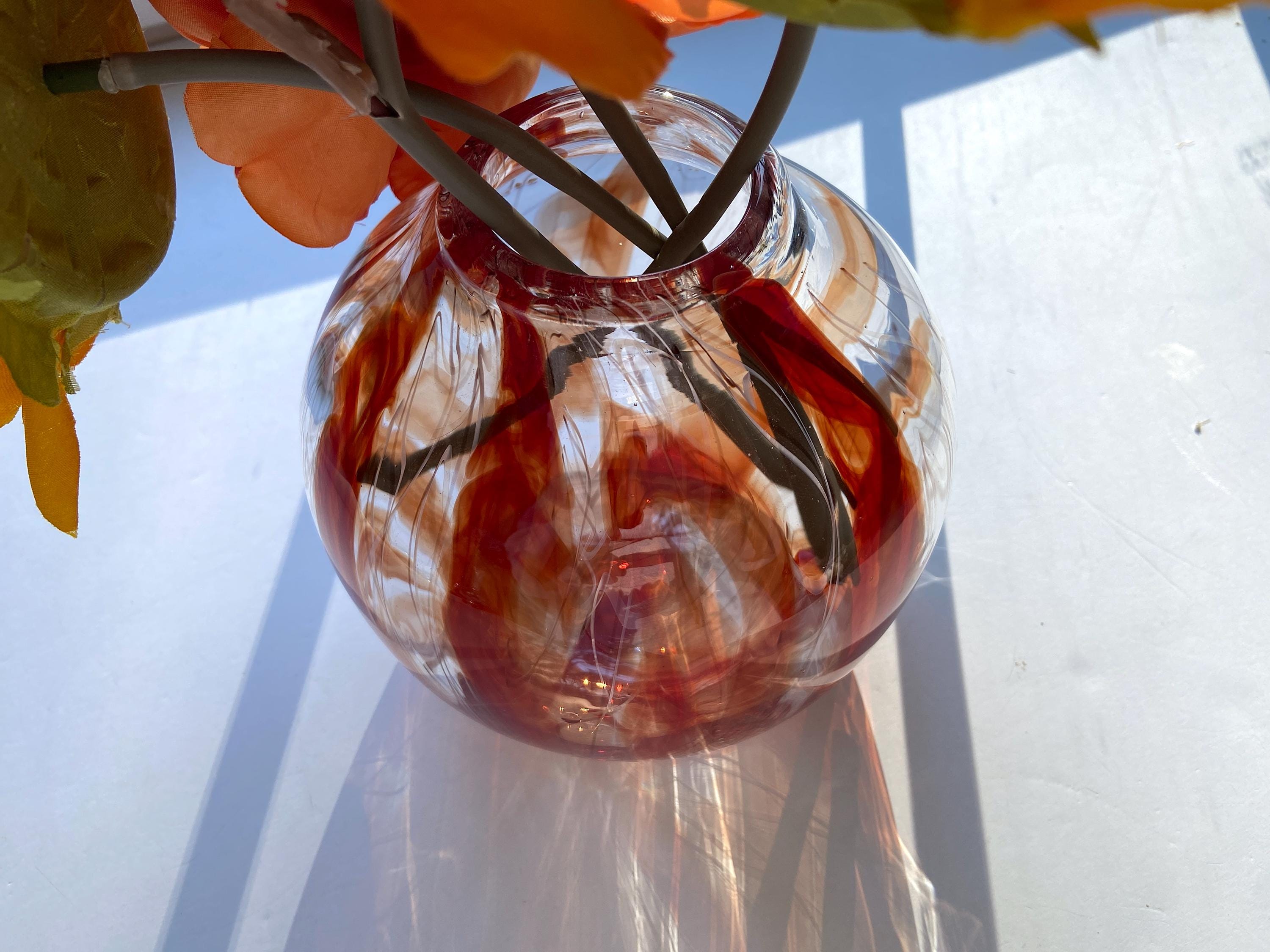 手吹きガラスの花瓶：赤と白の抽象的な渦巻き模様の装飾 - Etsy 日本