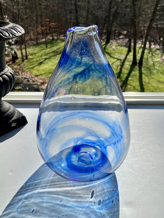 手吹きガラスの花瓶：透明で青い渦巻き模様、抽象的なホーム