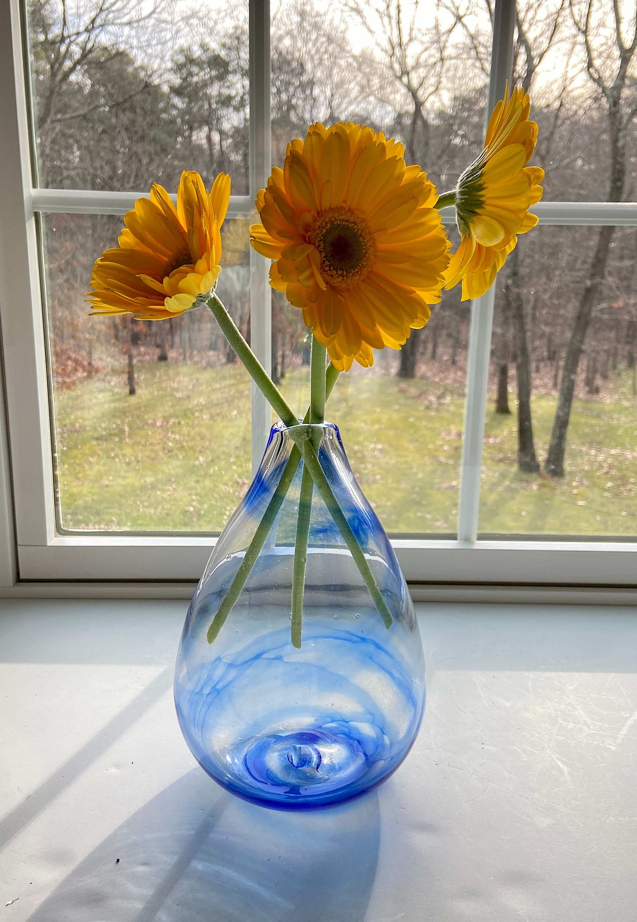  波状デザイン 花瓶 透明青 手吹きガラスの花瓶、透明で青い渦巻き模様のラップ、手吹き