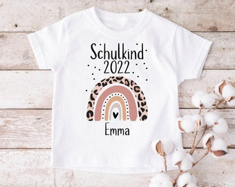 TShirt Schulkind Regenbogen Leo Name Jahreszahl weiß