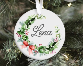 Produktbild von Weihnachtskugel Aus Holz Personalisiert Mit Namen „Schneeflocke